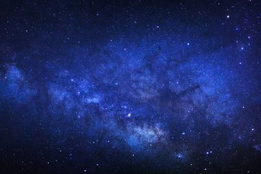 açıkça Samanyolu Gökadası ile yıldızlar ve uzay tozu univer