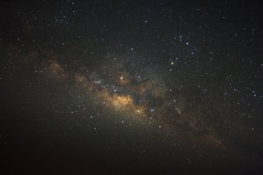 Kainatta yıldızlar ve uzay tozuyla Samanyolu Galaksisi