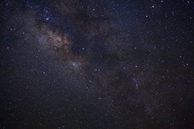 Kainatta yıldızlar ve uzay tozuyla Samanyolu Galaksisi