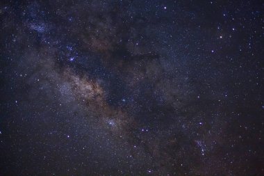 Kainatta yıldızlar ve uzay tozuyla Samanyolu Galaksisi