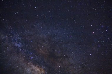 Kainatta yıldızlar ve uzay tozuyla Samanyolu Galaksisi