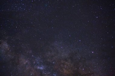 Kainatta yıldızlar ve uzay tozuyla Samanyolu Galaksisi