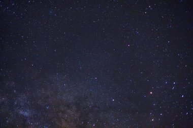 Kainatta yıldızlar ve uzay tozuyla Samanyolu Galaksisi