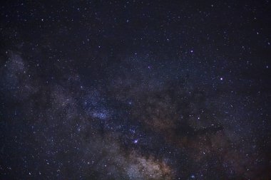 Kainatta yıldızlar ve uzay tozuyla Samanyolu Galaksisi