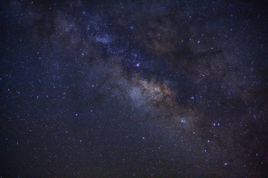 Kainatta yıldızlar ve uzay tozuyla Samanyolu Galaksisi