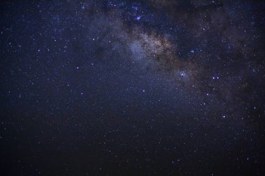 Kainatta yıldızlar ve uzay tozuyla Samanyolu Galaksisi