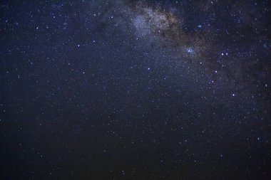 Kainatta yıldızlar ve uzay tozuyla Samanyolu Galaksisi