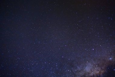 Kainatta yıldızlar ve uzay tozuyla Samanyolu Galaksisi