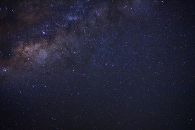 Kainatta yıldızlar ve uzay tozuyla Samanyolu Galaksisi