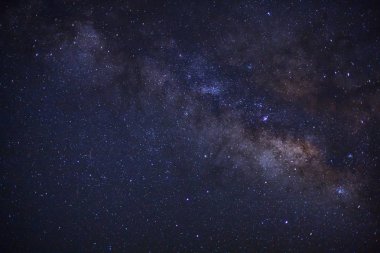 Kainatta yıldızlar ve uzay tozuyla Samanyolu Galaksisi