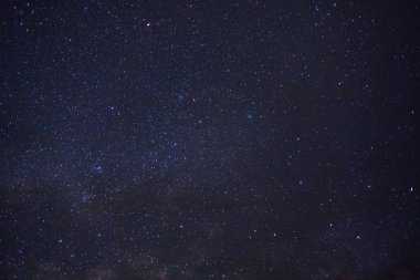 Kainatta yıldızlar ve uzay tozuyla Samanyolu Galaksisi