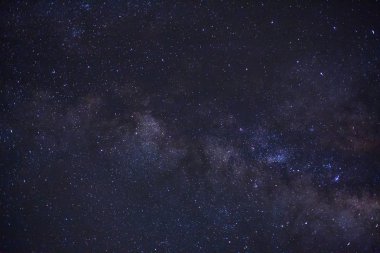 Kainatta yıldızlar ve uzay tozuyla Samanyolu Galaksisi