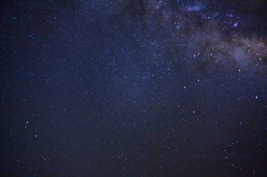 Kainatta yıldızlar ve uzay tozuyla Samanyolu Galaksisi