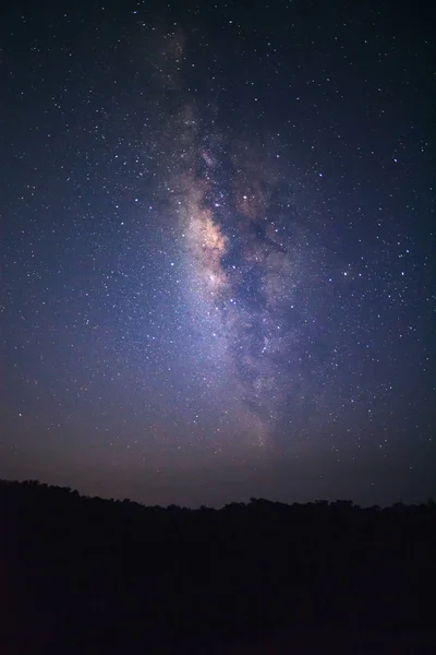 银河带着星星和宇宙中的尘埃 — 图库照片