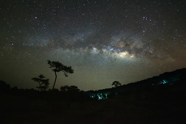 Galaxie de la voie lactée et silhouette de l'arbre avec nuage à Phu Hin Ro — Photo