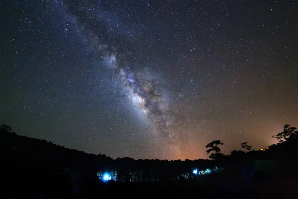 天の川銀河とプー ヒン Ro でクラウドと木のシルエット — ストック写真