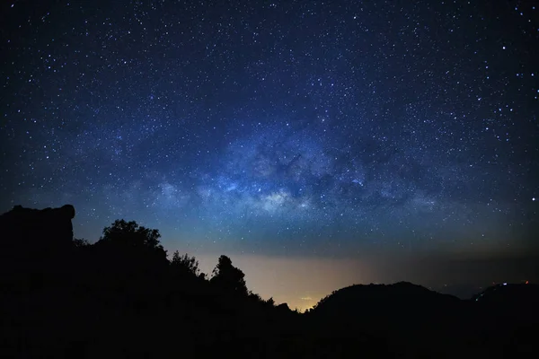 Galaxia de la Vía Láctea en Doi Luang Chiang Dao.Fotografía de larga exposición — Foto de Stock