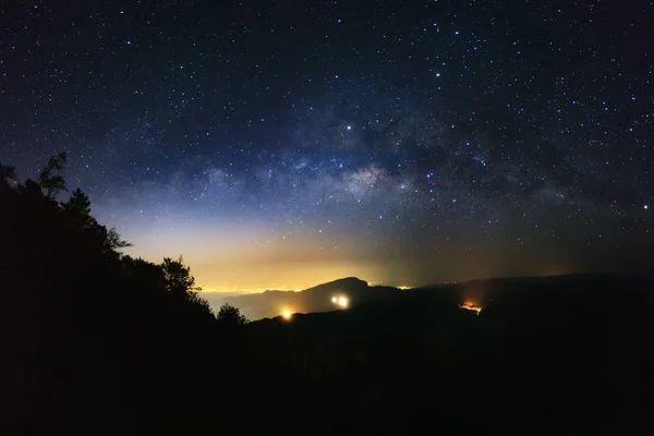 Galaxia de la Vía Láctea y silueta de árbol con luz de la ciudad en Doi i — Foto de Stock