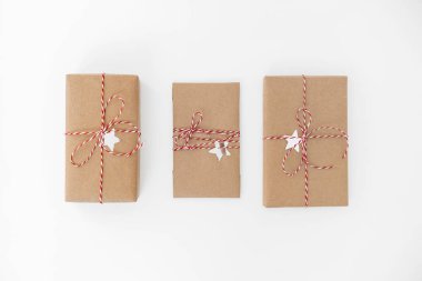 Noel kompozisyonu. Beyaz arkaplanda kırmızı süslemeli hediyeler.