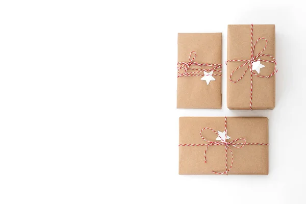 Weihnachtskomposition. Geschenke mit roten Dekorationen auf weißem Hintergrund. — Stockfoto