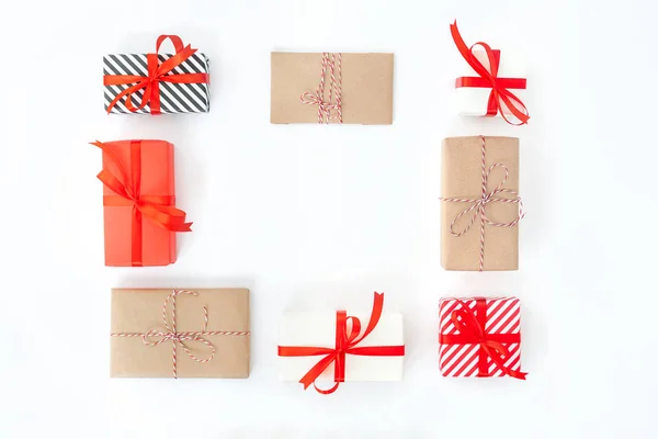 Composición navideña. Regalos con decoraciones rojas sobre fondo blanco . — Foto de Stock