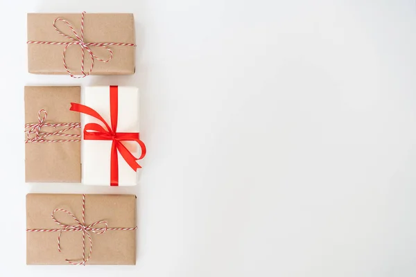 Composición navideña. Regalos con decoraciones rojas sobre fondo blanco . — Foto de Stock