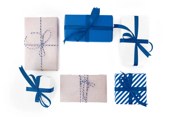 Weihnachtskomposition. Geschenke mit blauen Dekorationen auf weißem Hintergrund. — Stockfoto