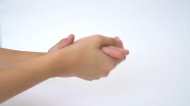 Kadın ellerine, nemlendirici el kremi sürerken yaklaş. El ve tedavi için krem.
