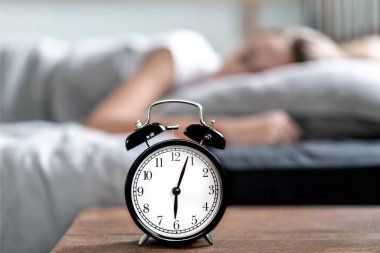 Uykusuzluk çeken bir kadın açık gözlerle yatakta yatıyor..