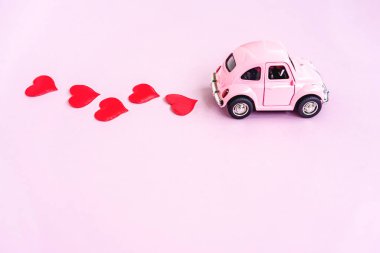 Pembe retro oyuncak araba Sevgililer Günü için el işi kalp teslimatı