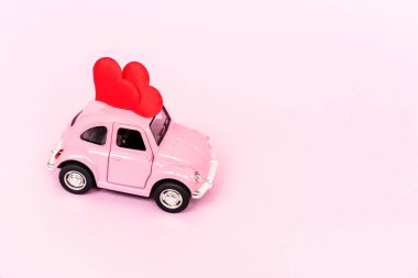 Pembe retro oyuncak araba Sevgililer Günü için el işi kalp teslimatı