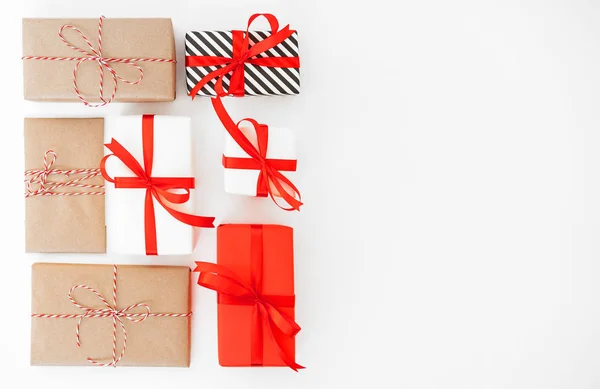 Caja de regalo envuelta en papel reciclado con lazo de cinta . — Foto de Stock