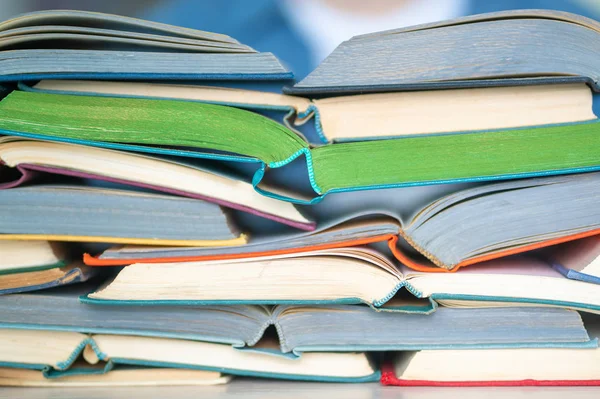 Stapel bunter offener Bücher in Nahaufnahme, zurück zum Schulkonzept — Stockfoto