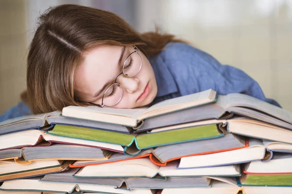 Sınavlarda kitaplar ile sert öğrenme yorgun vurguladı kolej öğrencisi hazırlama testleri