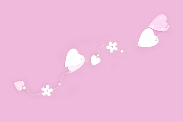 粉红背景的白卷字母中的爱 — 图库照片