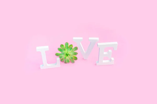 Palavra amor de letras de volume branco no fundo rosa — Fotografia de Stock