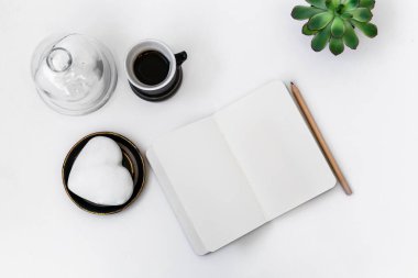 Sevgililer Günü kompozisyonu. Bir fincan kahveli kadın masaüstü