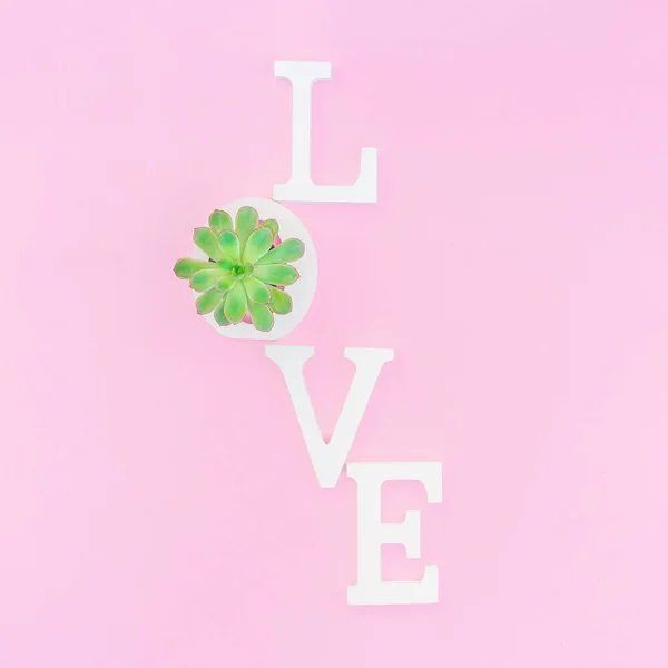 Słowo miłość z białych liter objętości na różowym tle — Zdjęcie stockowe