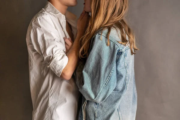 Casal feliz sentimental no vínculo de amor. Jovem casal apaixonado abraçar uns aos outros — Fotografia de Stock