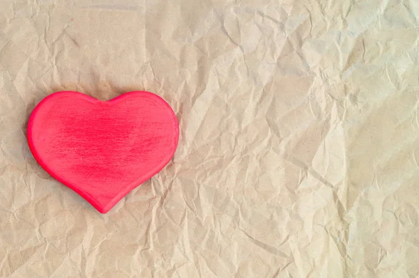 Coração de amor de madeira vermelho no caderno aberto no fundo azul — Fotografia de Stock