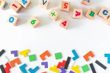 Ahşap bloklar, arabalar ve bulmacalar geliştirmekten çerçeve.