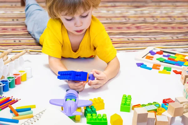 Brinquedos educativos para criança pré-escolar e jardim de infância — Fotografia de Stock