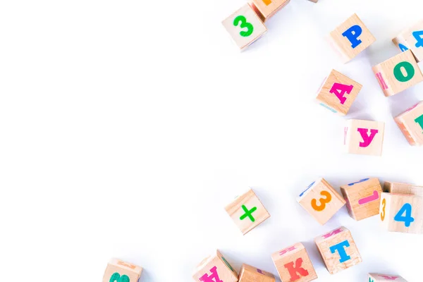 Jouets pour enfants oursons en bois avec lettres et chiffres sur fond blanc . — Photo