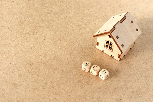 Οικολογικό σπίτι - μικρό σπίτι μοντέλο παιχνίδι με επιγραφή λέξη Eco — Φωτογραφία Αρχείου