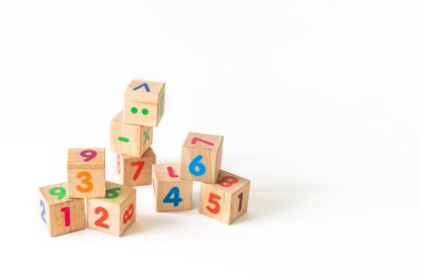 Tahta bloklar geliştiriyorum. Çocuklar için doğal, çevre dostu oyuncaklar. 