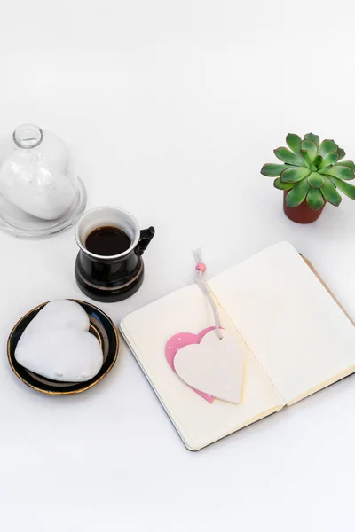 情人节作文。 带有咖啡的女性桌面 — 图库照片