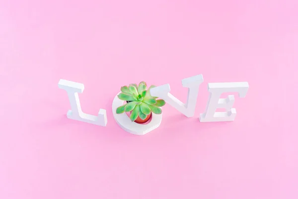 Palavra amor de letras de volume branco no fundo rosa — Fotografia de Stock