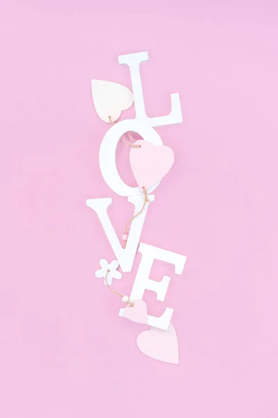 Palavra amor de letras de volume branco no fundo rosa — Fotografia de Stock
