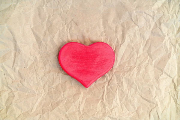 Червоне дерев'яне серце кохання на відкритому ноутбуці на синьому фоні — стокове фото