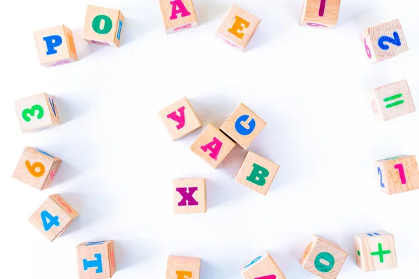 Niños juguetes cachorros de madera con letras y números en el fondo blanco — Foto de Stock